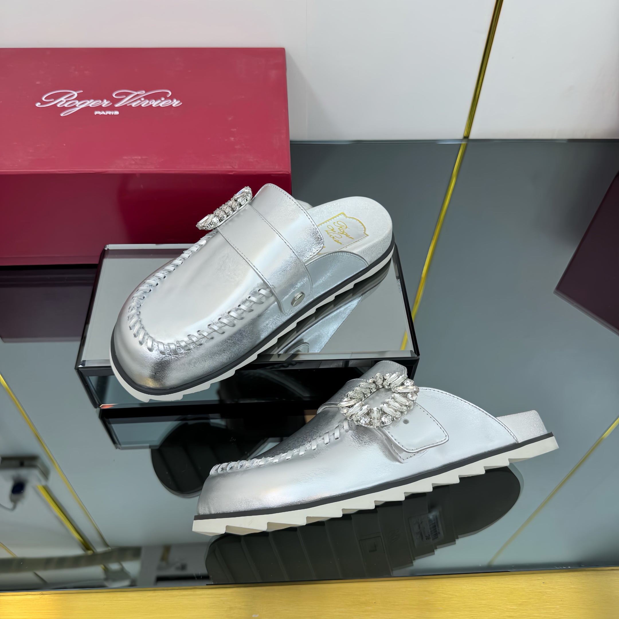 SLIDY VIV' MULES IN SILVER PATENT CALFSKIN